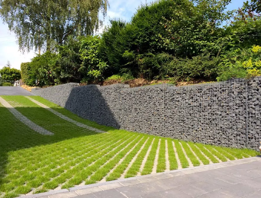 Schanskorf-geluidsscherm gevuld met basalt langs een weg