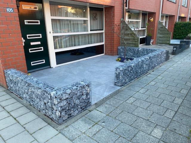 Plantkorf als mini-bloembak in de voortuin